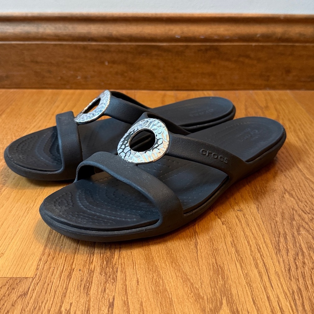 Crocs Sanrah Hammered Metal Circle Flip Flop Sandal Black Silver Women’s Size 8
